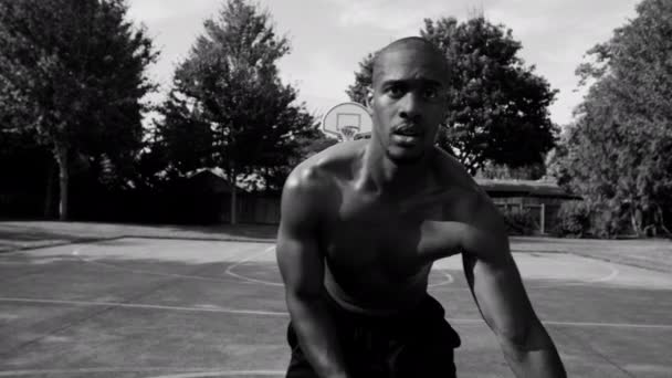 Afroamerykanin Grający Uliczną Koszykówkę — Wideo stockowe