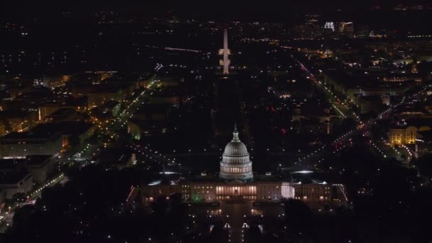 ワシントンD 2017年頃 アメリカ合衆国議会議事堂の空中からの眺めが夜にモール地域を建設する CineflexとRed Epic Heliumで撮影 — ストック動画