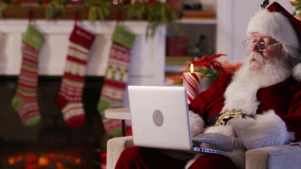 Weihnachtsmann Mit Laptop Wohnzimmer — Stockvideo
