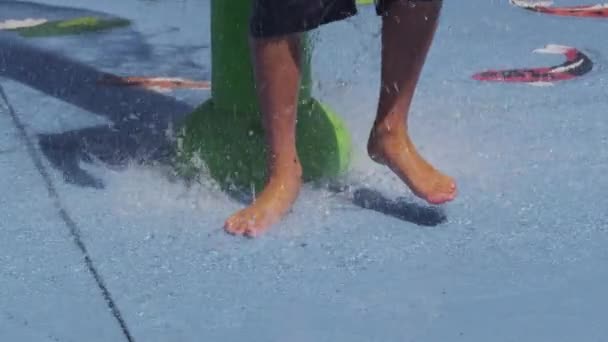 Zbliżenie Chłopcy Nogi Grać Wodny Fontanny Letni Dzień Zwolniony Ruch — Wideo stockowe