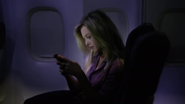 Mulher Usando Telefone Celular Noite Avião — Vídeo de Stock