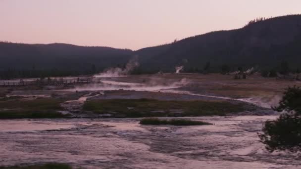 Gejzír Medence Naplementekor Yellowstone Nemzeti Park — Stock videók