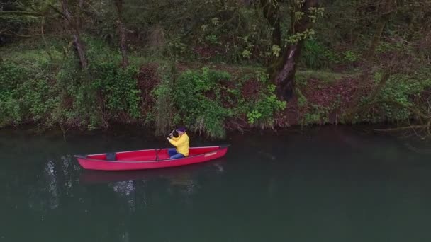 湖でカヌーを漕ぐ男の空中ショット — ストック動画