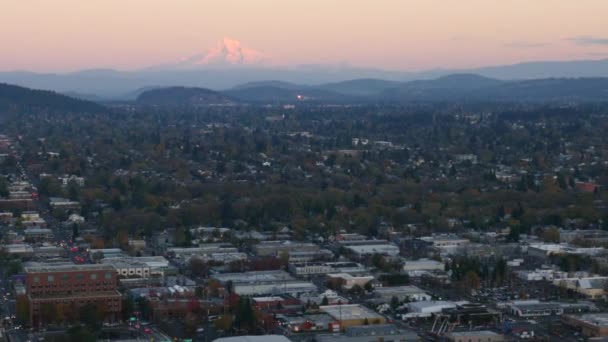 Stad Portland Oregon Met Capuchon Verte Luchtfoto Bij Schemering Ultra — Stockvideo