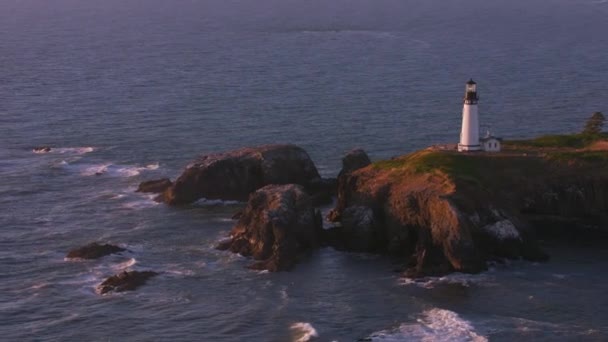 太平洋岸のオレゴン州ニューポートの灯台の空中ビュー — ストック動画