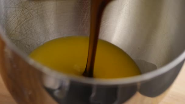 당밀을 삶아서 그릇을 만들다 — 비디오