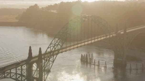 Newport Oregon 2017 Dolaylarında Yaquina Körfezi Köprüsü Nün Havadan Görüntüsü — Stok video