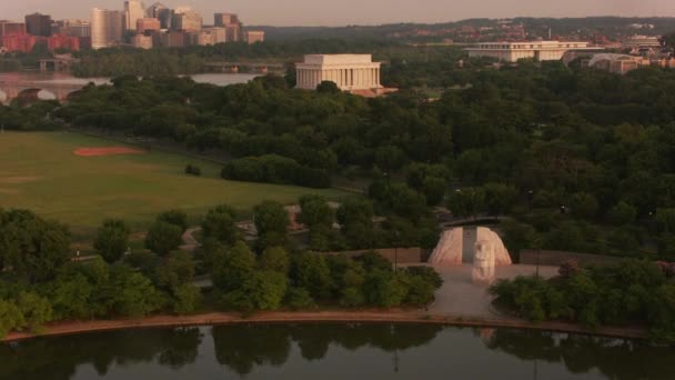 华盛顿特区约2017年 日出时从潮汐盆地飞往林肯纪念堂 用Cineflex和Red Epic Helium拍摄 — 图库视频影像