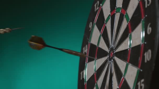 Foto Van Darts Raken Boord Slow Motion — Stockvideo