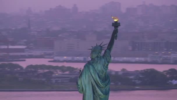 Nueva York Circa 2017 Estatua Libertad Con Amanecer Rosado Temprano — Vídeo de stock