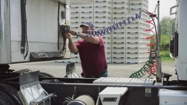 Vrachtwagenchauffeur Sluit Trailer Aan Volledig Voor Commercieel Gebruik Vrijgegeven — Stockvideo