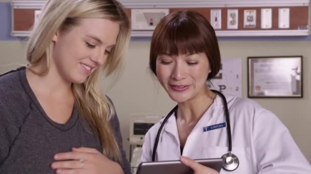 Dokter Patiënt Kijken Samen Naar Digitale Tablet — Stockvideo