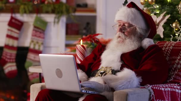 Weihnachtsmann Mit Laptop Wohnzimmer — Stockvideo