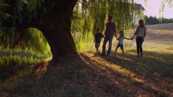 Familjen Promenader Tillsammans Vid Solnedgången — Stockvideo