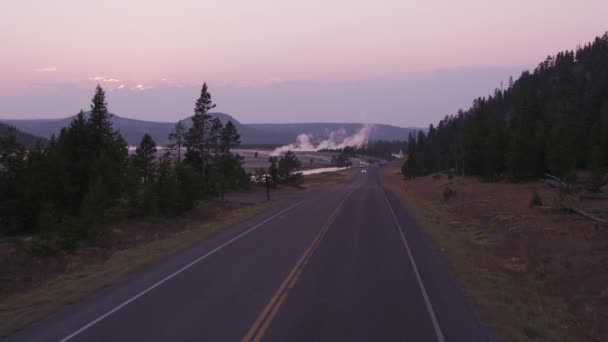 Jadąc Wzdłuż Drogi Zachodzie Słońca Park Narodowy Yellowstone — Wideo stockowe