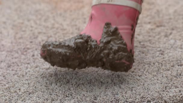 Bota Barro Cayendo Sobre Alfombra Cámara Lenta — Vídeo de stock