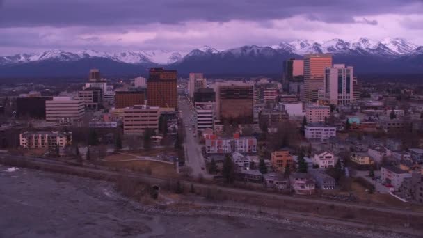 アンカレッジ アラスカ 2018年頃 日没時のアラスカ州アンカレッジの空中ビュー CineflexジンバルとRed Epic Wカメラでヘリコプターから撮影 — ストック動画