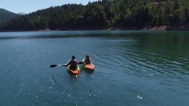 Aerial Drone Shot Pareja Kayak Lago — Vídeo de stock