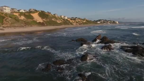俄勒冈州林肯市 空中俯瞰海浪冲撞岩石 — 图库视频影像