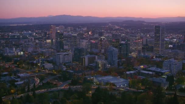 日の出にはポートランド オレゴン ウィラメット川の空中風景 — ストック動画