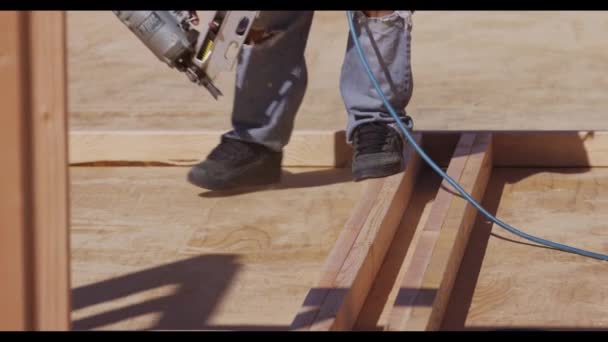 Trabalhador Construciton Usando Pistola Pregos Câmera Lenta — Vídeo de Stock