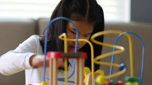 Ung Asiatisk Flicka Leker Med Leksaker — Stockvideo
