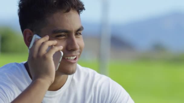 少年篮球运动员在室外场地用手机交谈 — 图库视频影像
