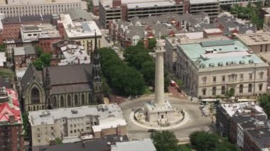 Baltimore, Maryland 2017 dolaylarında, Washington Anıtı Baltimore şehir merkezinde. Cineflex ve RED Epic-W Helyum ile çekilmiştir..