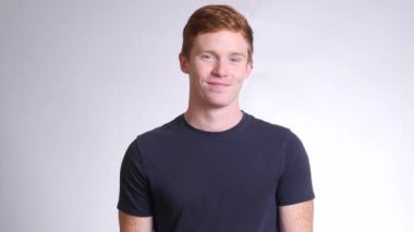 Beyaz arkaplanda insan portriatı