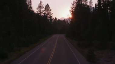 Gün batımında Grand Teton Ulusal Parkı 'nda araba sürerken.