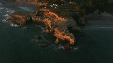 Oregon Sahili - 2017 dolaylarında Oregon sahilinde Devil 's Punchbowl' un havadan çekimi. Cineflex ve RED Epic-W Helyum ile çekilmiştir..