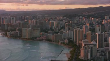 Honolulu, Oahu, Hawaii 2018 civarı. Gün batımında Waikiki 'nin hava görüntüsü. Cineflex ve RED Epic-W Helyum ile çekilmiştir..