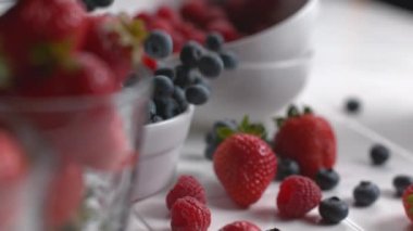 Böğürtlenler kaseye düşüyor. Çok yavaş çekimde, Fantom Flex 4K 'de çekiliyor.