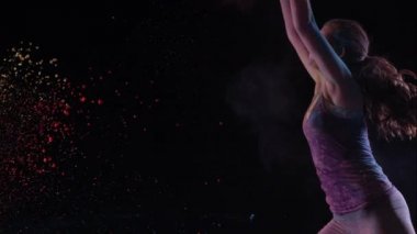 Renkli barut kız koşarken, ağır çekimde. Saniyede 1000 kare hızla Hayalet Kamera ile çekiliyor..