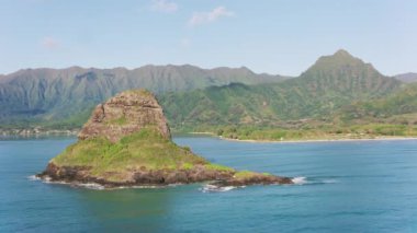 Oahu, Hawaii 2018 dolaylarında. Mokolii 'nin havadan görünüşü Çinlinin Şapkası olarak da bilinir. Cineflex ve RED Epic-W Helyum ile çekilmiştir..