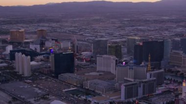 Las Vegas, Nevada dolaylarında 2017, günbatımında Las Vegas Bulvarı 'nın geniş açılı hava manzarası. Cineflex ve RED Epic-W Helyum ile çekilmiştir..