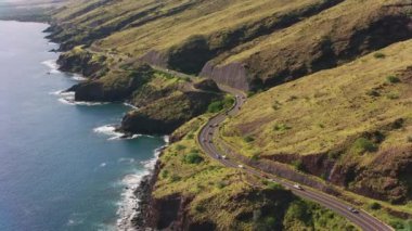 Maui, Hawaii 2018 dolaylarında. Maui kıyı şeridinde Honoapiilani Otobanı 'nın rüzgarlı uzantısı. Cineflex ve RED Epic-W Helyum ile çekilmiştir..