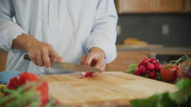 Turp kesen adamı yakından çek.