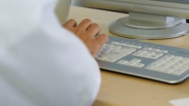 Ofis masasındaki klavyede daktilo yazan işadamlarının zaman çizelgesi.