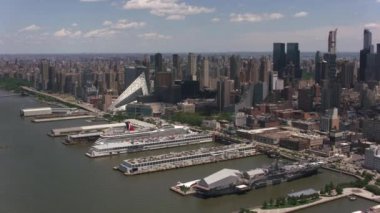 New York City, New York circa-2017, Manhattan, New York 'ta Hudson Nehri' ndeki Piers 'ın havadan çekimi. Cineflex ve RED Epic-W Helyum ile çekilmiştir..