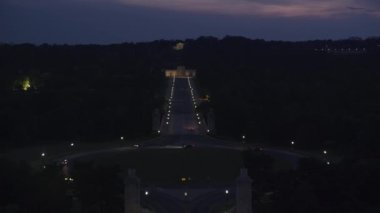Washington, D.C. 2017 dolaylarında, Arlington 'a doğru Memorial Bulvarı' nda uçuyor. Cineflex ve RED Epic-W Helyum ile çekilmiştir..