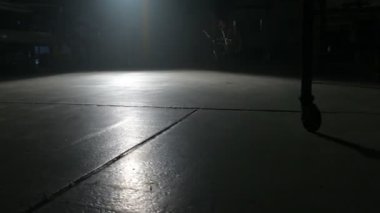 Bmx binici karanlık depoda hile yapıyor.
