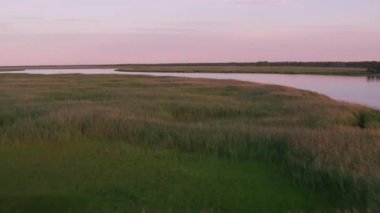 New Jersey dolaylarında 2017, New Jersey 'deki Mullica Nehri' nin havadan görünüşü. Cineflex ve RED Epic-W Helyum ile çekilmiştir..