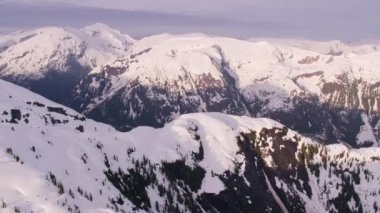 British Columbia, Kanada 2018 dolaylarında. Karla kaplı dağ sırasının havadan görünüşü. Helikopterden Cineflex gimbal ve RED Epic-W kamerasıyla çekildi..