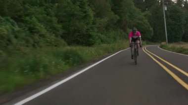 Country Road 'da bir erkek bisikletçinin görüntüsü. Ticari kullanım için tamamen serbest.