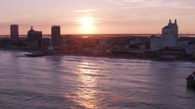 Atlantic City, New Jersey dolaylarında 2017, Atlantic City 'de güneşin batışını gösteren hava manzarası. Cineflex ve RED Epic-W Helyum ile çekilmiştir..