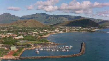 Oahu, Hawaii 2018 dolaylarında, Pokai Körfezi 'nin havadan görünüşü. Cineflex ve RED Epic-W Helyum ile çekilmiştir..