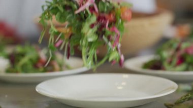 Salata tabağa konur.