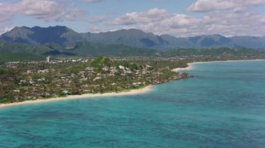 Oahu, Hawaii 2018 dolaylarında. Kailula Körfezi 'nin havadan görüntüsü. Cineflex ve RED Epic-W Helyum ile çekilmiştir..