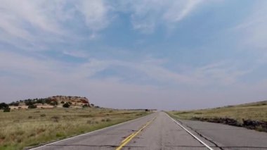 POV, Güney Batı Amerika 'da manzaralı yolda ilerliyor.